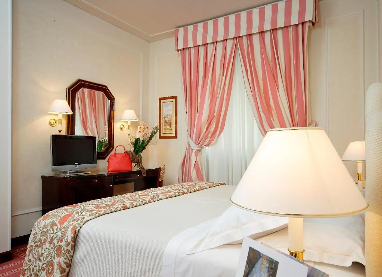 Hotel De La Ville Florence 4*,