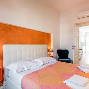 Guesthost - Santa Maria Novella Cozy Flat Florença