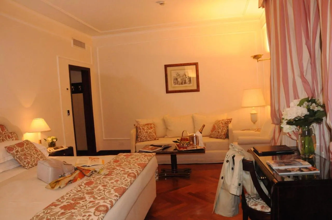 Hotel De La Ville Флоренция 4*,  Италия