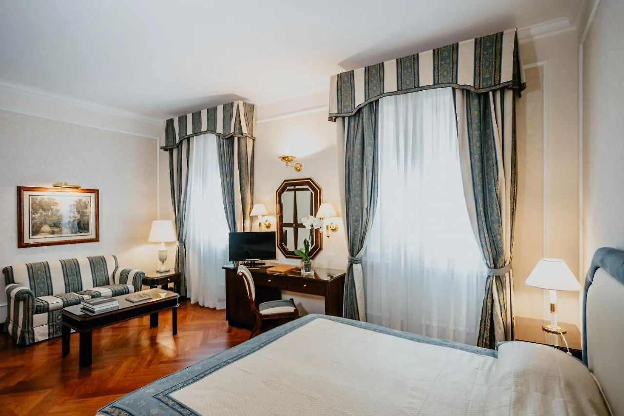 Hotel De La Ville Флоренция